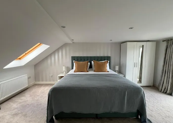 Luxury Family Home In Central Windsor With Large Garden, Games Room, Office, Parking & Pet-Friendly