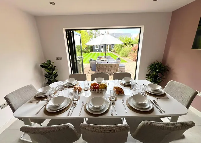 Luxury Family Home In Central Windsor With Large Garden, Games Room, Office, Parking & Pet-Friendly