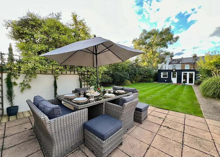 Luxury Family Home In Central Windsor With Large Garden, Games Room, Office, Parking & Pet-Friendly